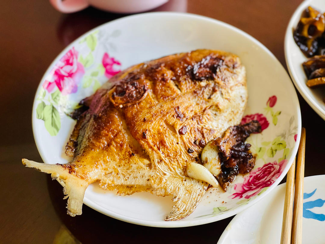 完美版干煎鲳鱼，皮不破、肉不碎、外香里嫩。