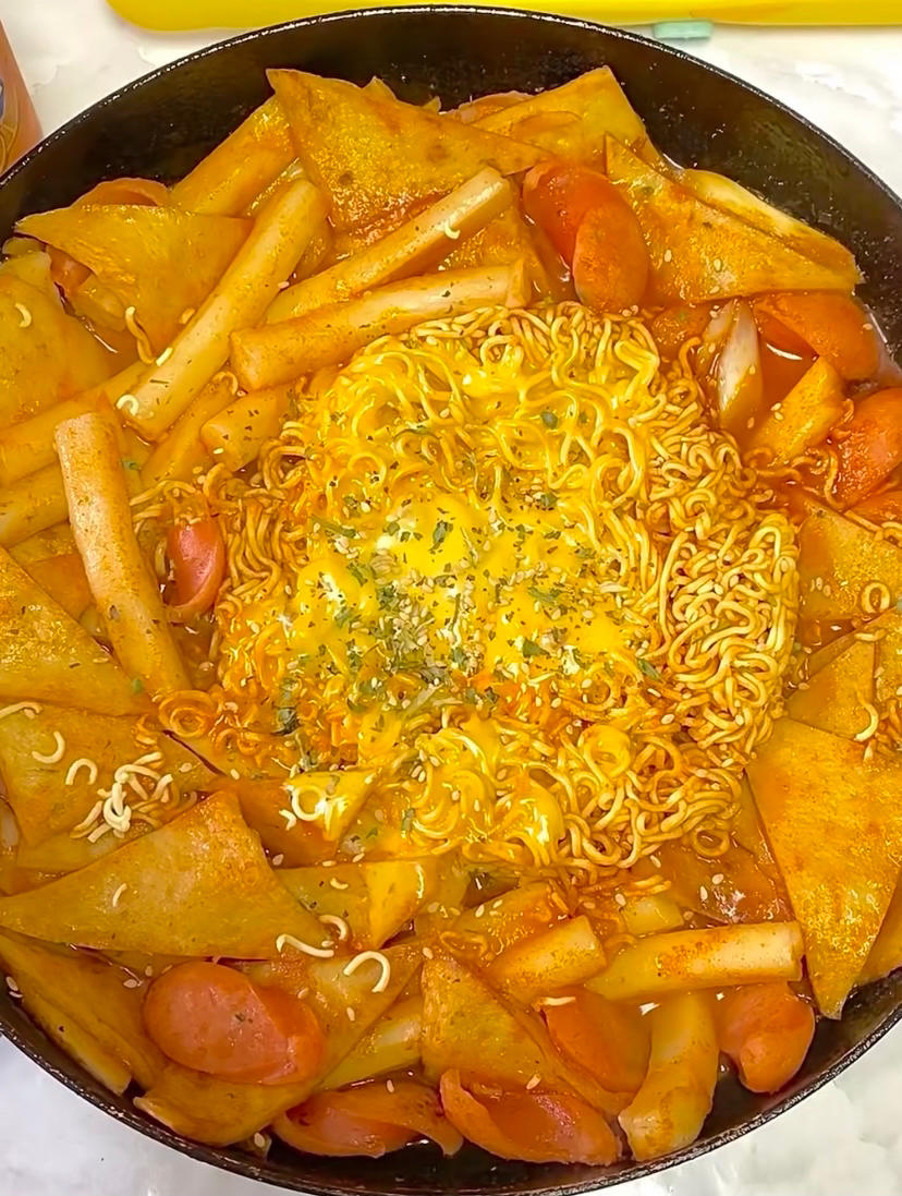 韩式辣炒鱼饼年糕芝士拉面