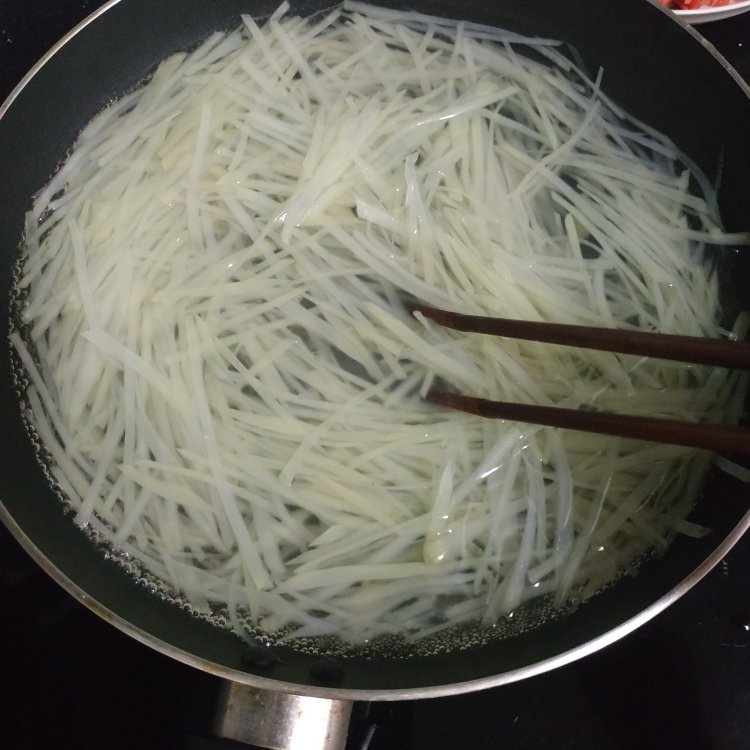 ♬ 酸辣土豆丝♬ 简单好吃的做法 步骤3