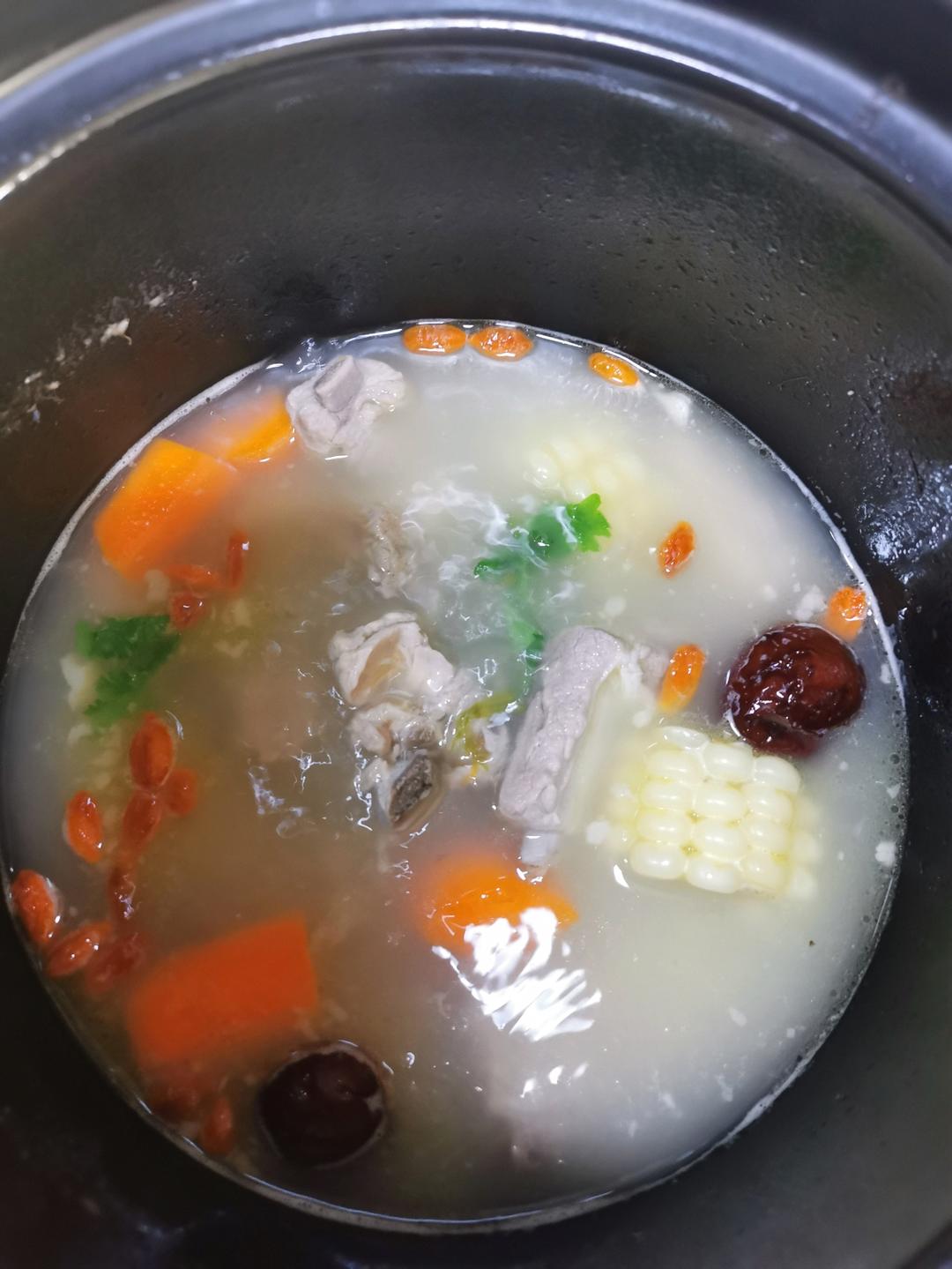 滋补养生 —— 玉米胡萝卜清炖排骨汤🌽