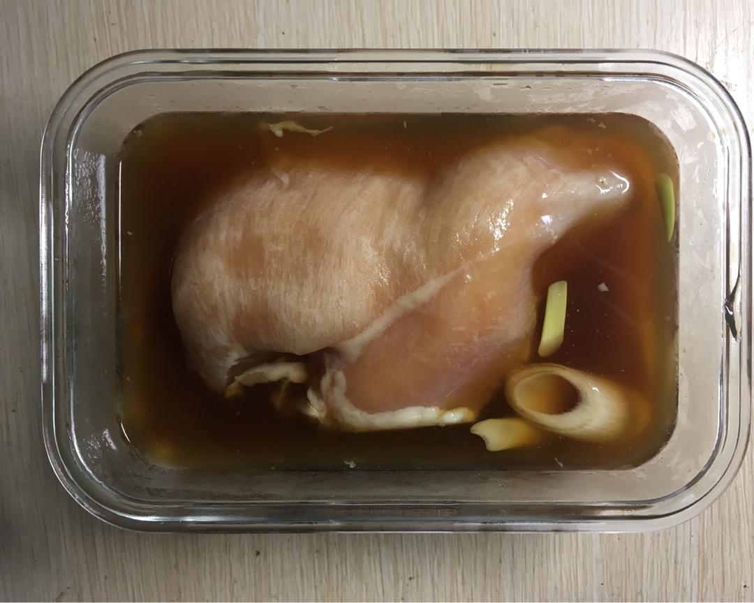 电饭煲鸡胸肉减肥餐的做法 步骤1