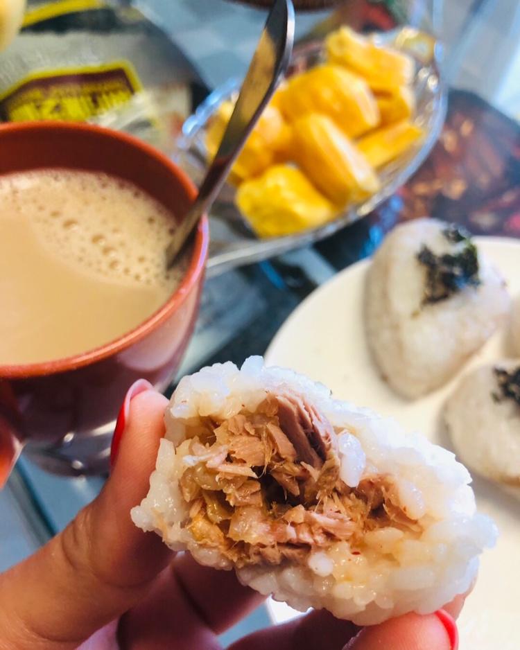 金枪鱼辣白菜饭团