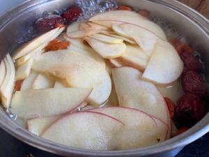 补血润肺的苹果枸杞汤的做法 步骤3