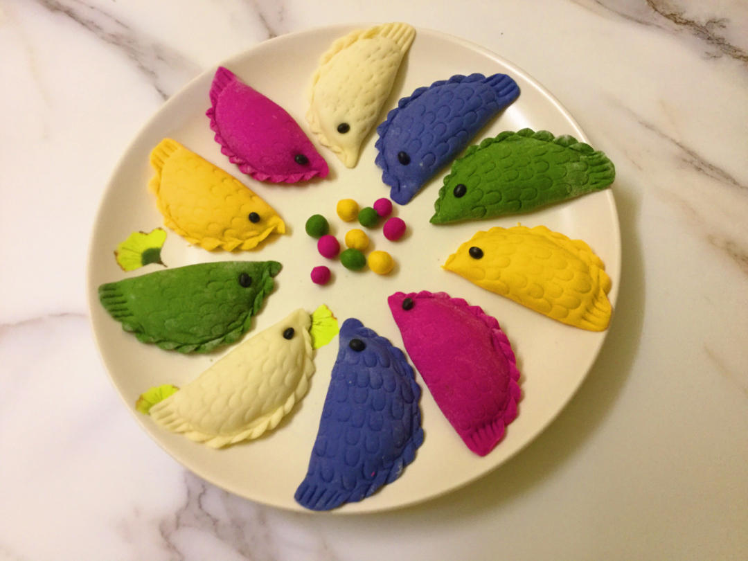 幸福快乐的北方人做的年年有余鱼之彩色小鱼饺子的包法