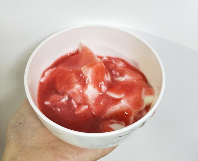 低脂极简草莓酱酸奶