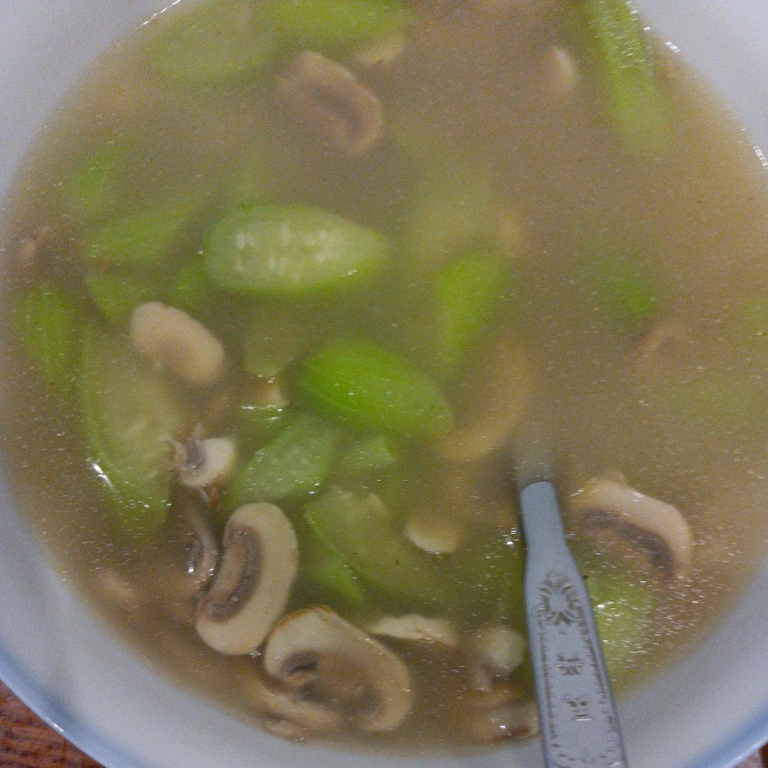 汤鲜味美！适合天热喝的刮油神汤～丝瓜蘑菇汤