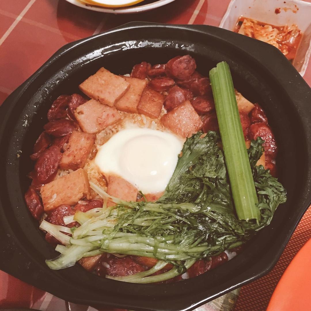 腊鸭腿腊肠煲仔饭