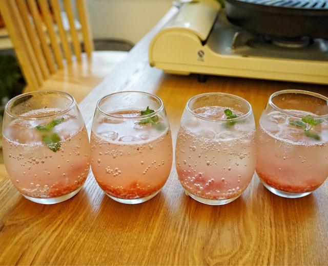 草莓苏打水的做法