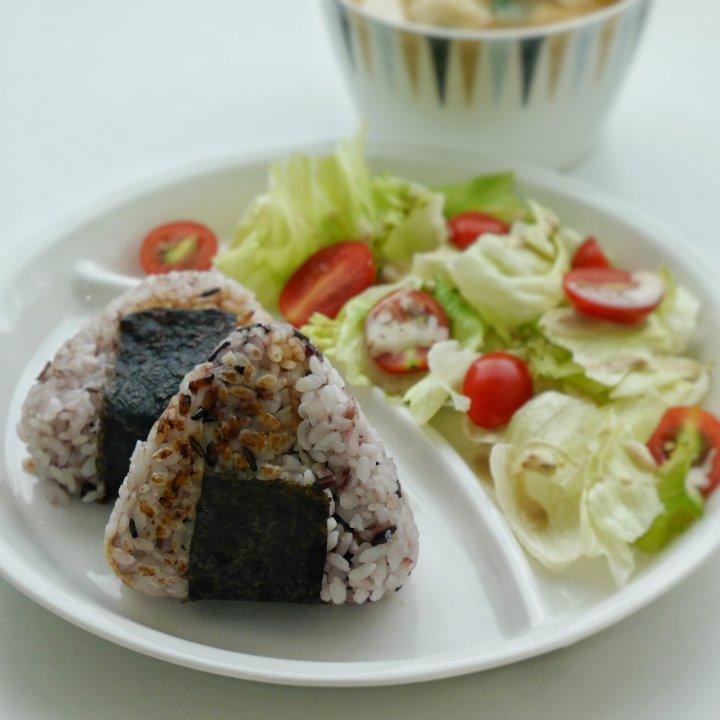 简单的烤肉松三角饭团