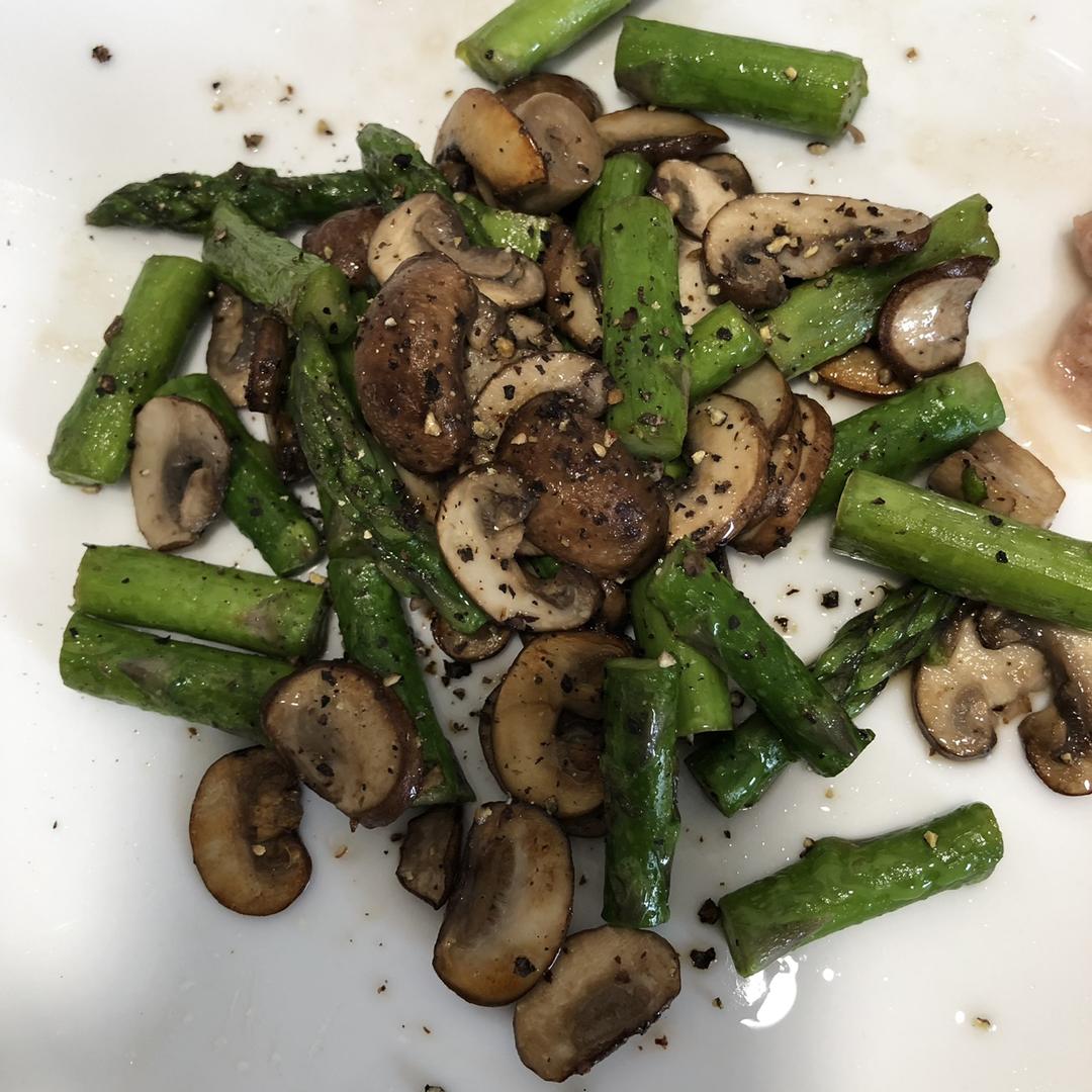 点击率超五十万的                    芦笋炒蘑菇