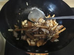 用电饭煲煮饭的砂锅煲仔饭的做法 步骤2