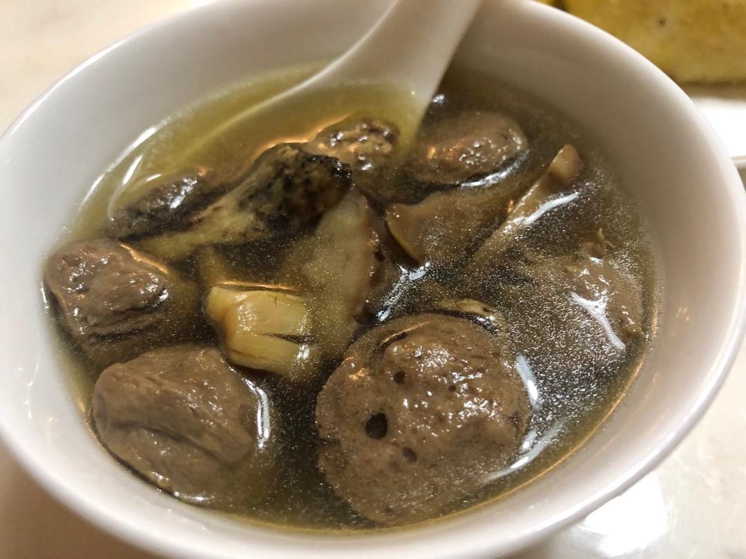 牛肝菌松茸冬菇牛肉丸汤的做法