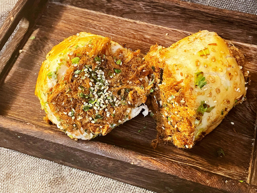 松软咸香的肉松面包卷