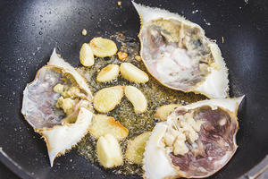 丝瓜梭子蟹煲：梭子蟹的鲜美打开方式的做法 步骤7