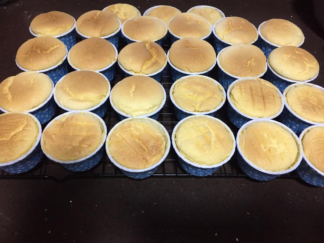 鲜奶油戚风杯子蛋糕（纸杯蛋糕）