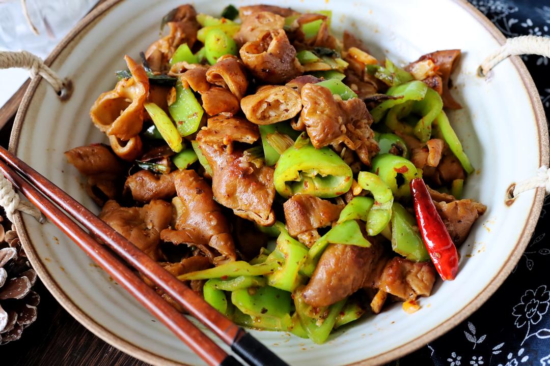 就爱这一口，软糯香辣嚼劲十足不塞牙！爆炒肥肠！