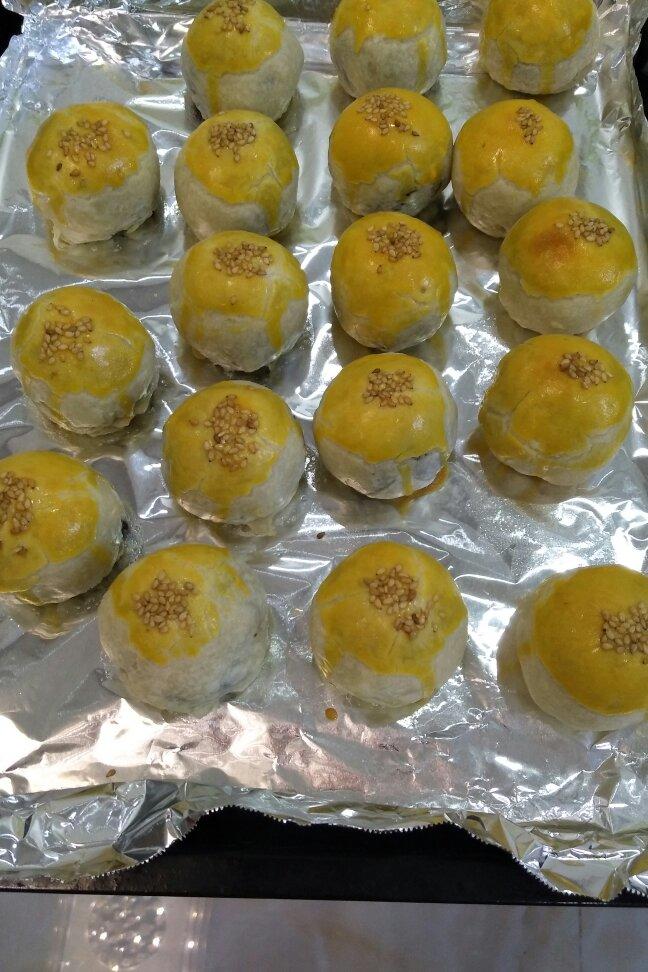 蛋黄酥 Danhuangsu