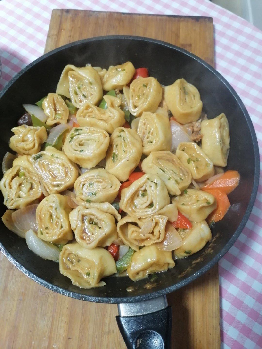 鸡肉垫卷子（超好吃焖面）