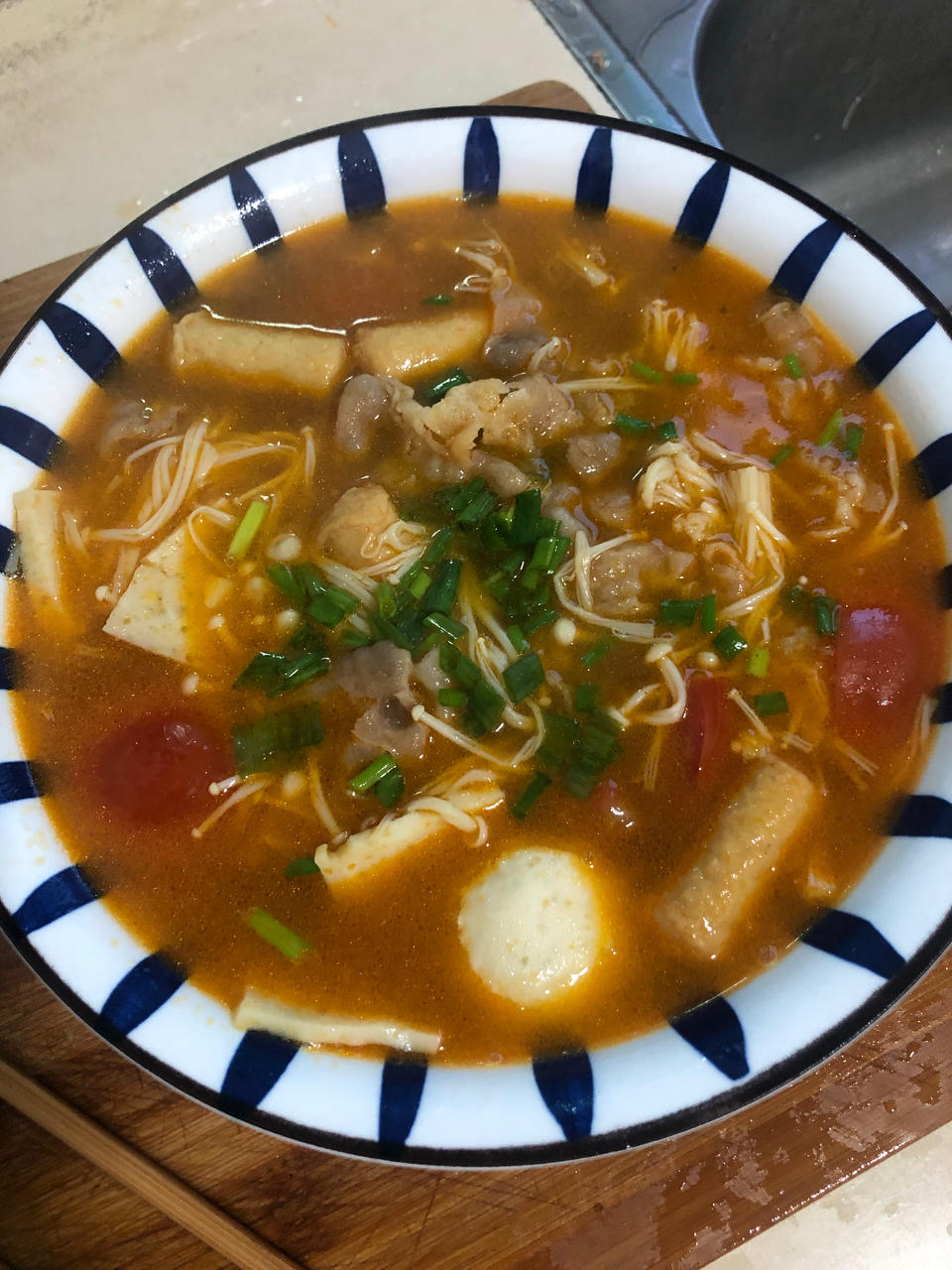 酸汤肥牛金针菇