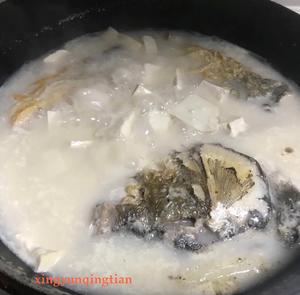 鱼头汤（鱼头豆腐时蔬汤、味鲜汤白有窍门)的做法 步骤12