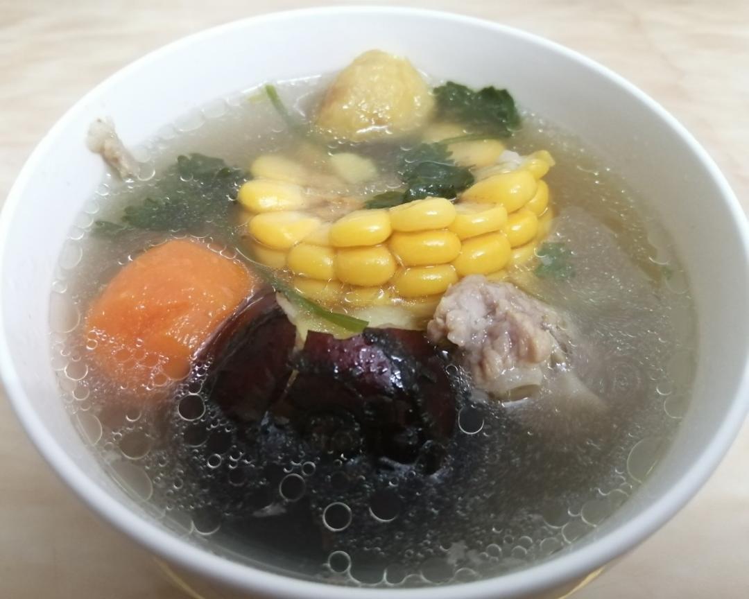 红萝卜玉米马蹄板栗骨头汤