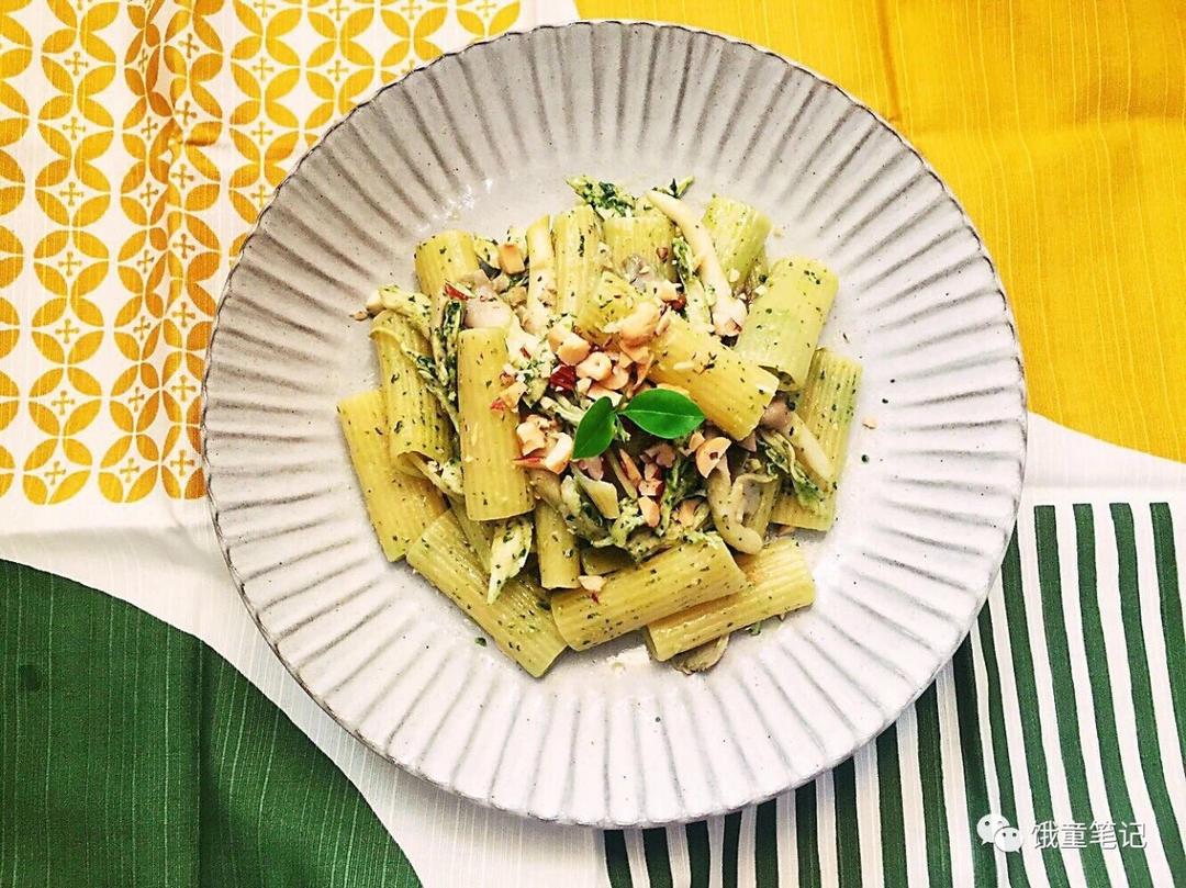 秀珍菇鸡丝罗勒面的做法