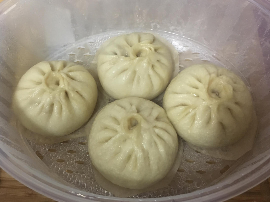 松软多汁的肉包子