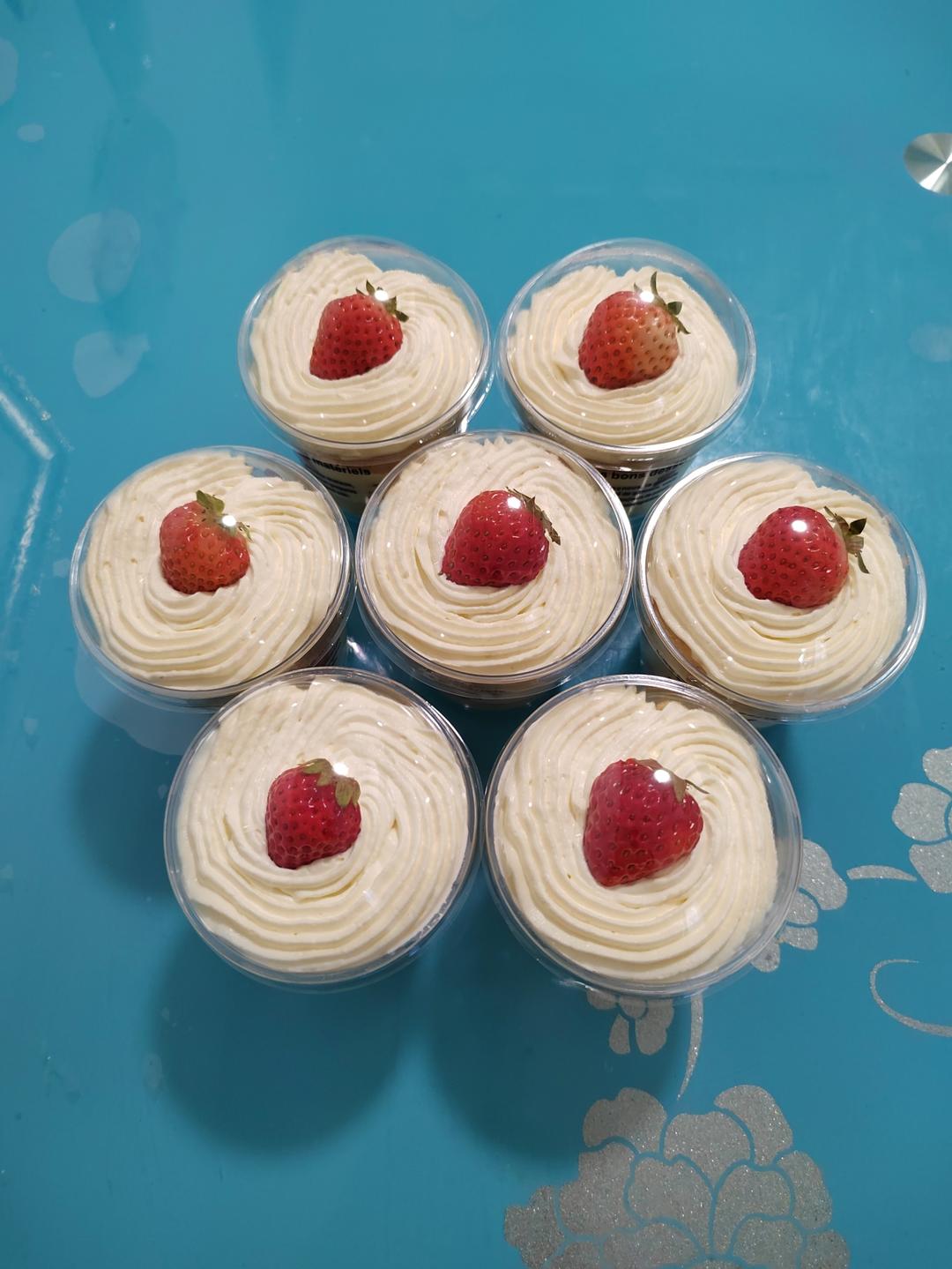 草莓奶油杯子蛋糕——三八节，犒劳自己的小甜品