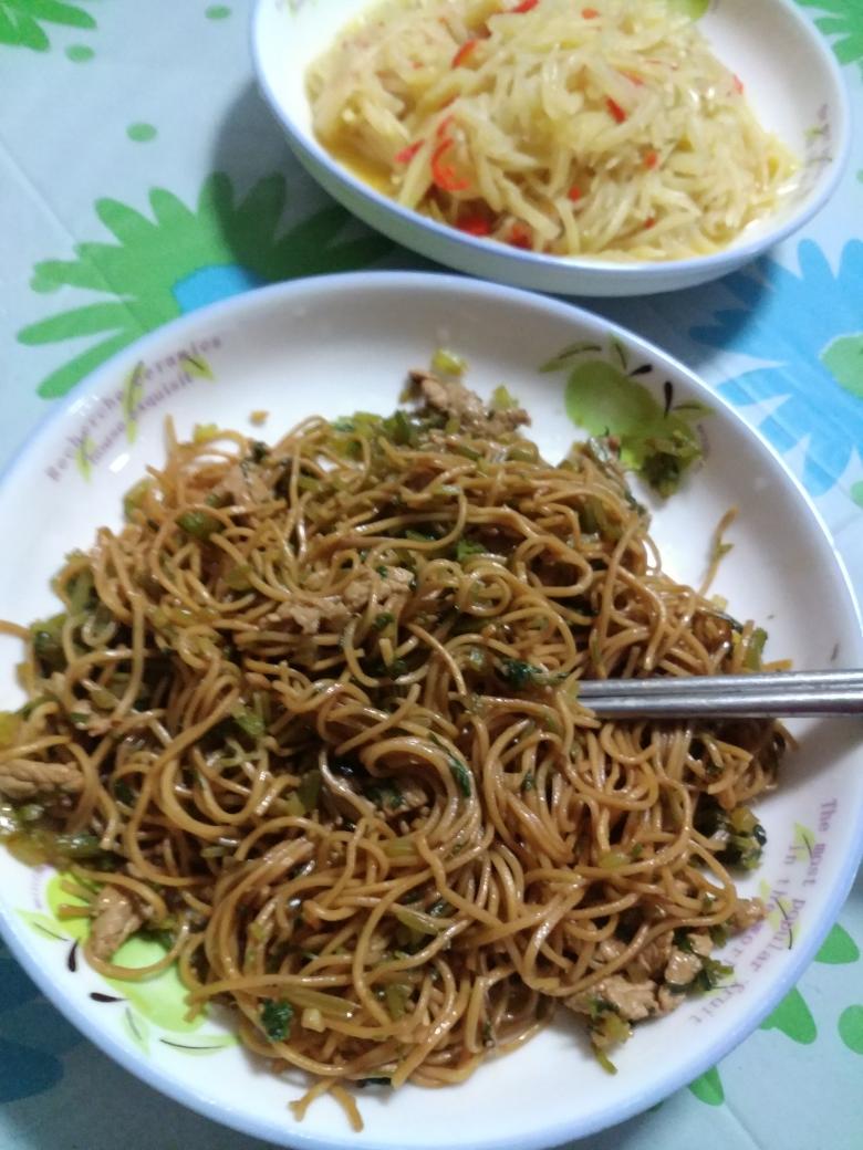 芹菜肉丝蒸面条的做法