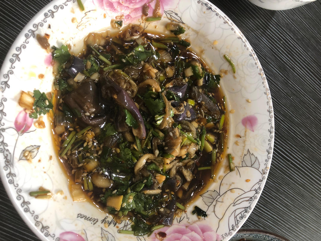 软糯丝滑，香辣过瘾❗️巨下饭的凉拌手撕茄子