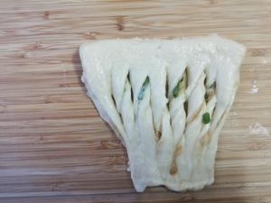 咸香松软的肉松香葱面包的做法 步骤18