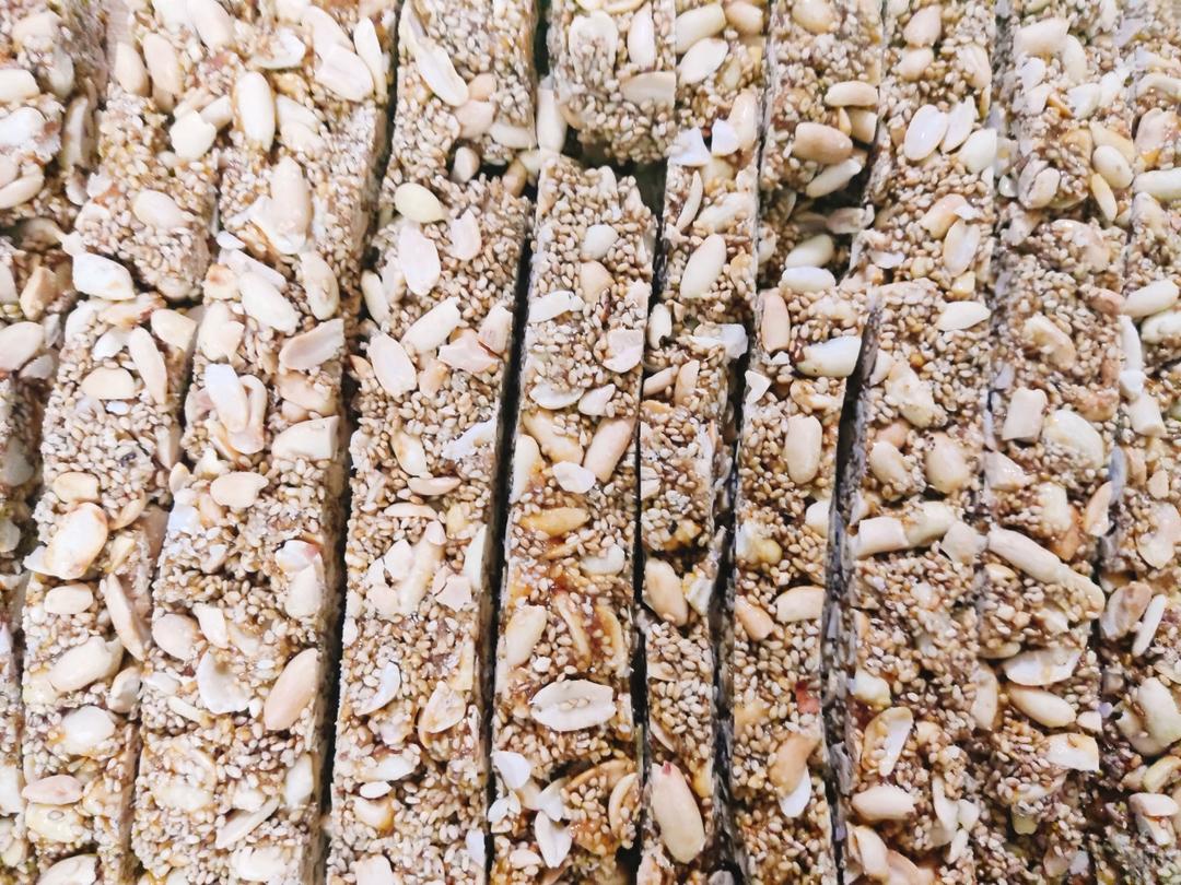 无敌好吃的芝麻花生糖