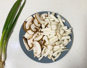 菌菇虾仁豆腐煲+太太乐鲜鸡汁芝麻香油的做法 步骤2