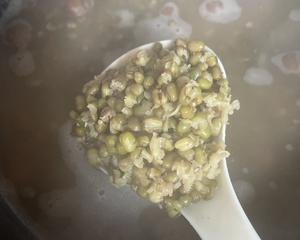 绿豆汤清热解暑➕不脱壳小技巧的做法 步骤3
