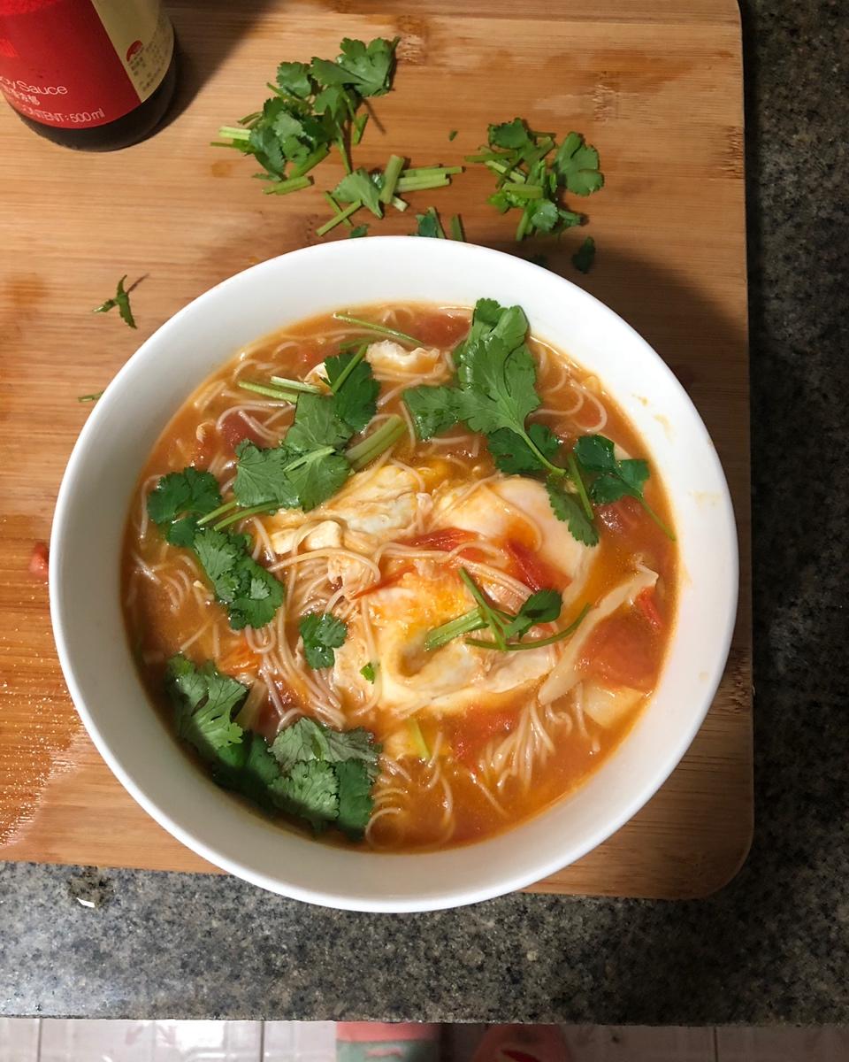 小君君呀做的最家常的普通汤面——西红柿鸡蛋龙须面