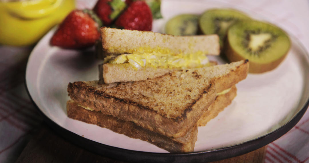 鸡蛋沙拉三明治 | 爸爸厨房 VOL.83  鸡蛋  芹菜 洋葱 沙拉酱的做法