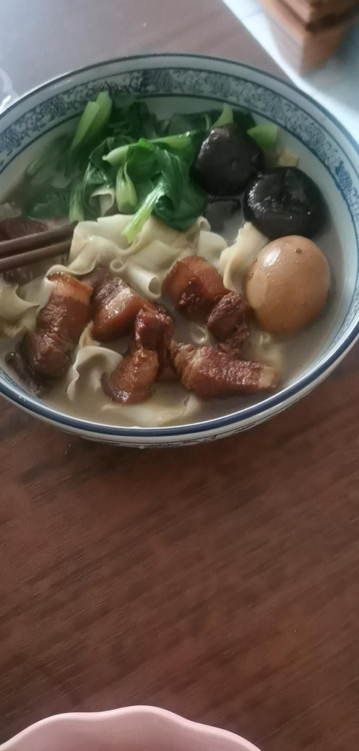 台湾卤肉，卤肉面，卤肉饭，红烧牛肉面，排骨面，炒河粉  肉沫饭   面多   拌胡萝卜丝特色   牛肋条