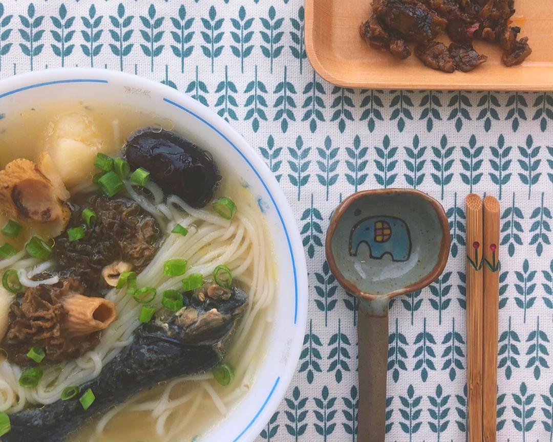 早餐打卡4/100（香糯紫米木瓜浇奶.羊肚菌黄精滋补乌鸡汤）