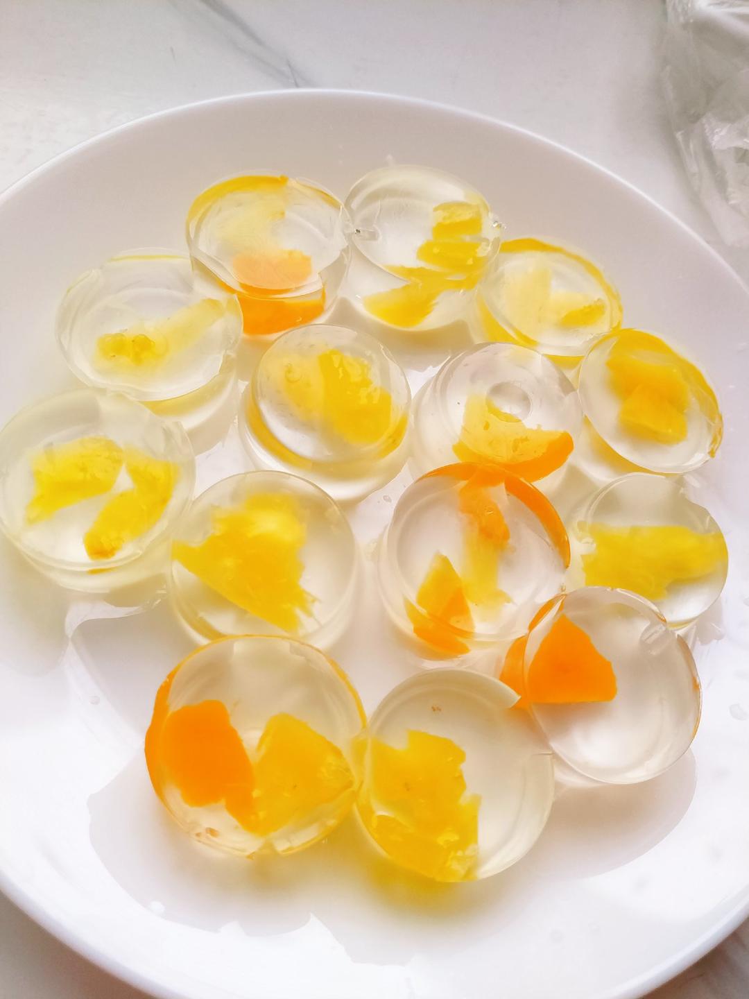 买上一包白凉粉就可以在家做出一大盆的凉粉,清凉爽