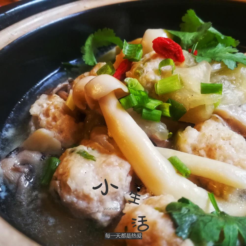 生汆丸子银耳蘑菇汤