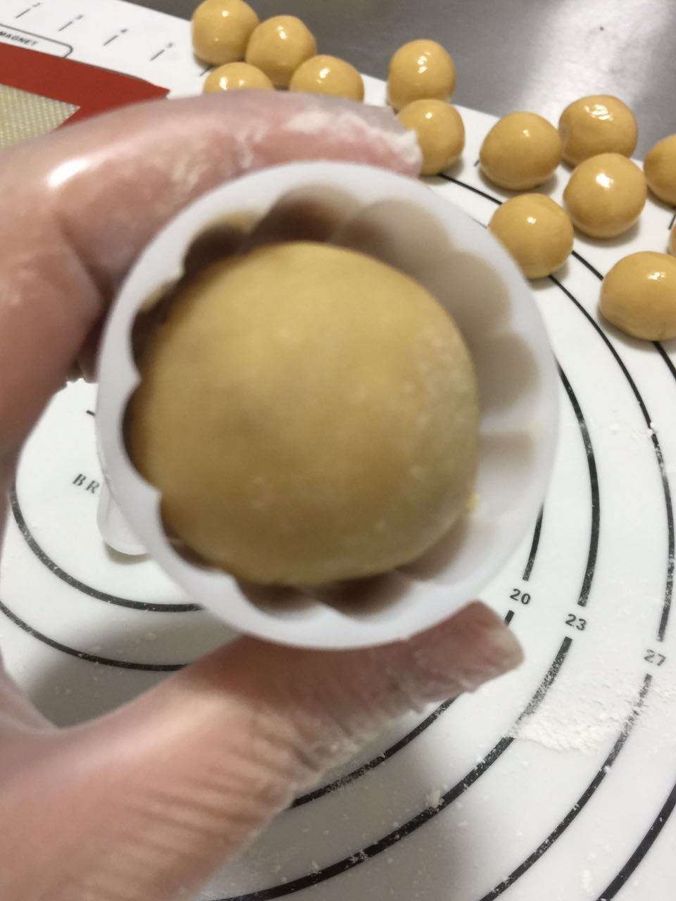 中秋广式莲蓉蛋月月饼的做法 步骤9