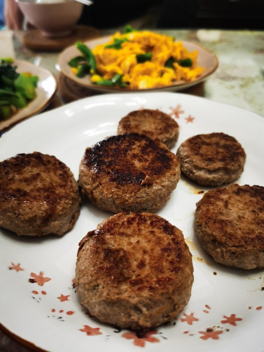 常备餐之好吃多汁的汉堡牛肉饼