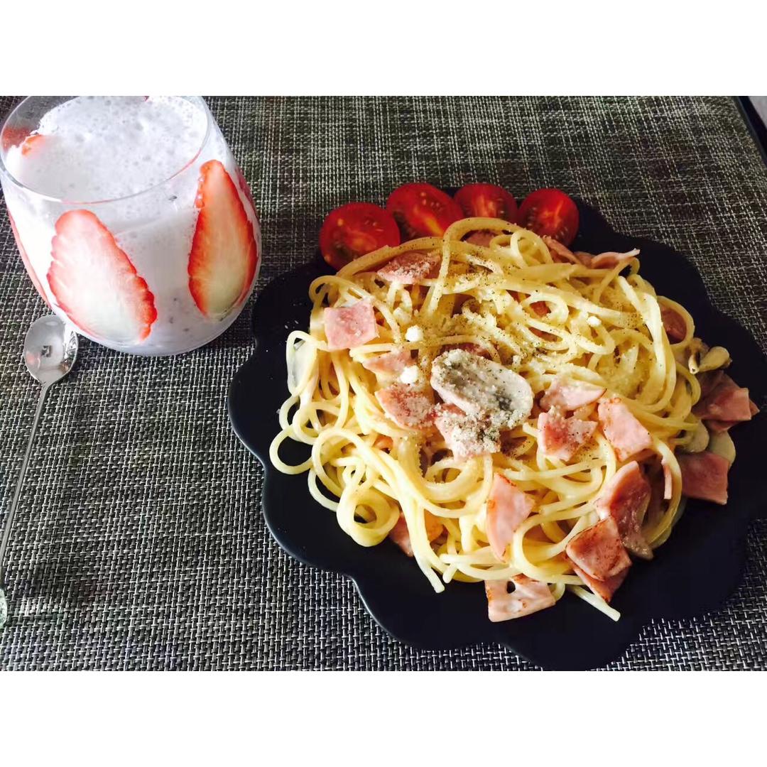 白汁蘑菇培根意粉