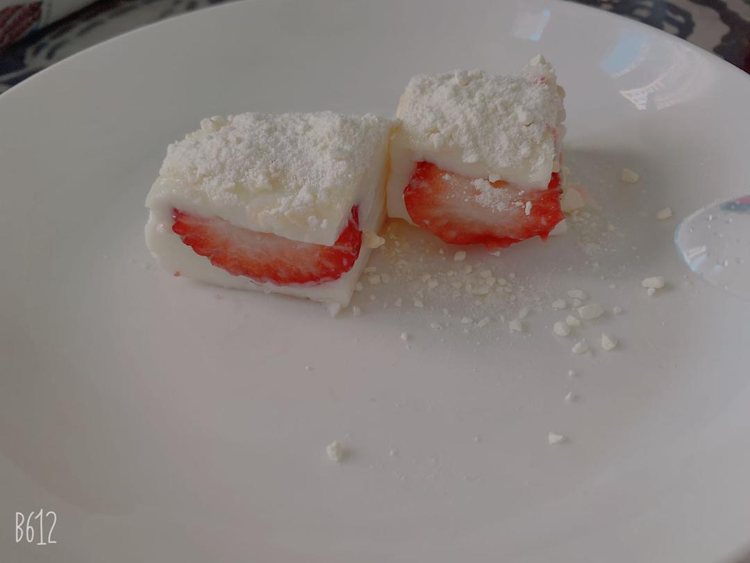 草莓牛奶小方