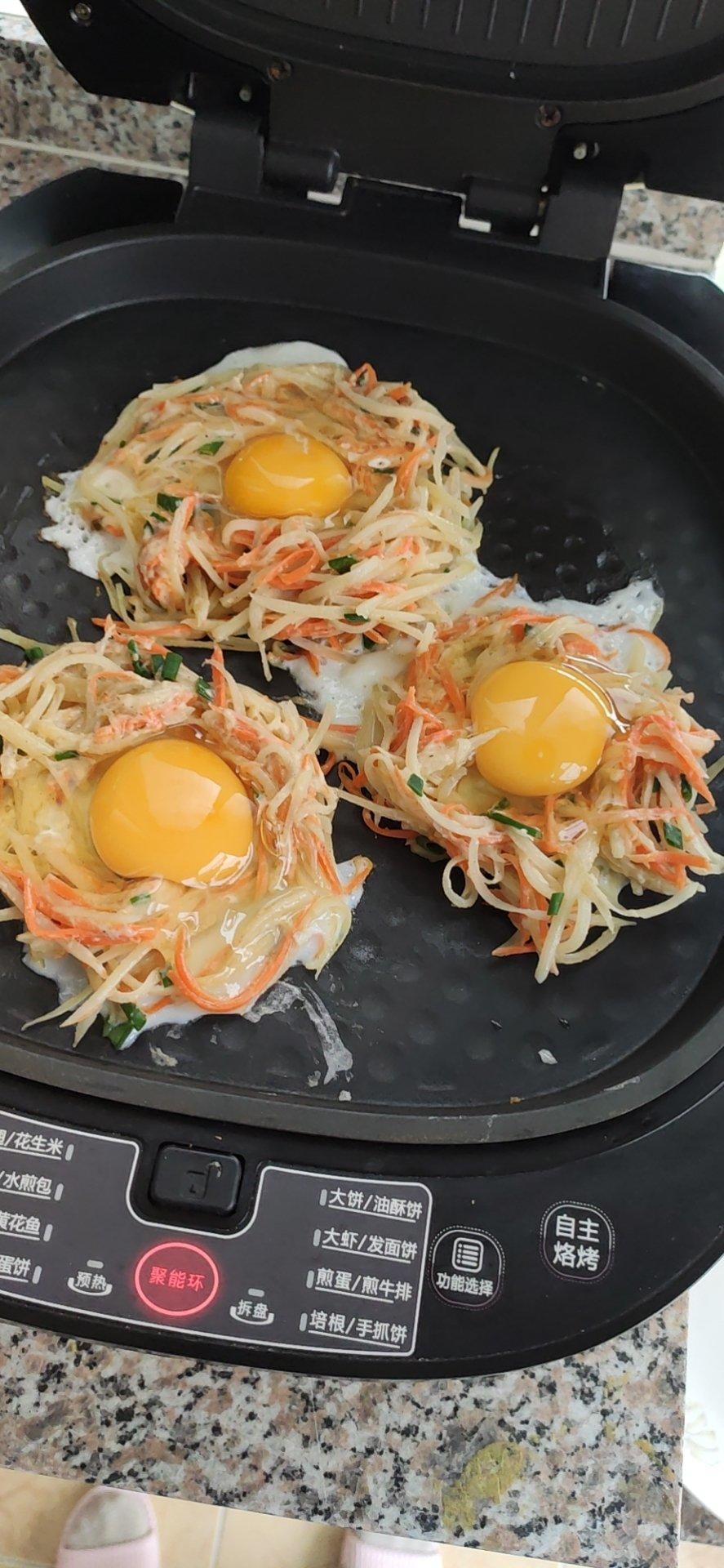 土豆胡萝卜绕丝鸟巢煎鸡蛋饼
