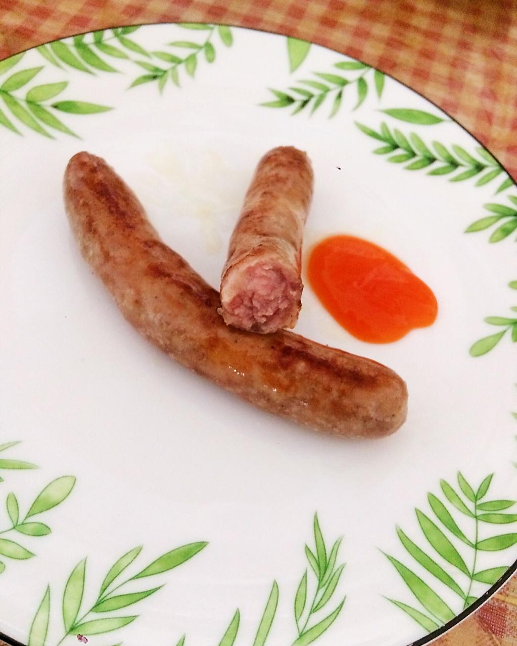 云朵下的果树做的脆皮肠宝宝肠早餐肠