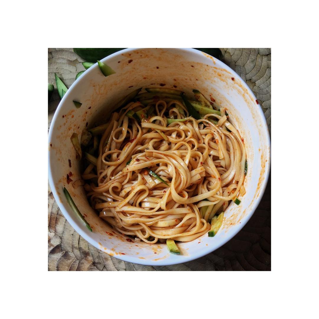 黄瓜芝香凉拌面丨健康·三餐