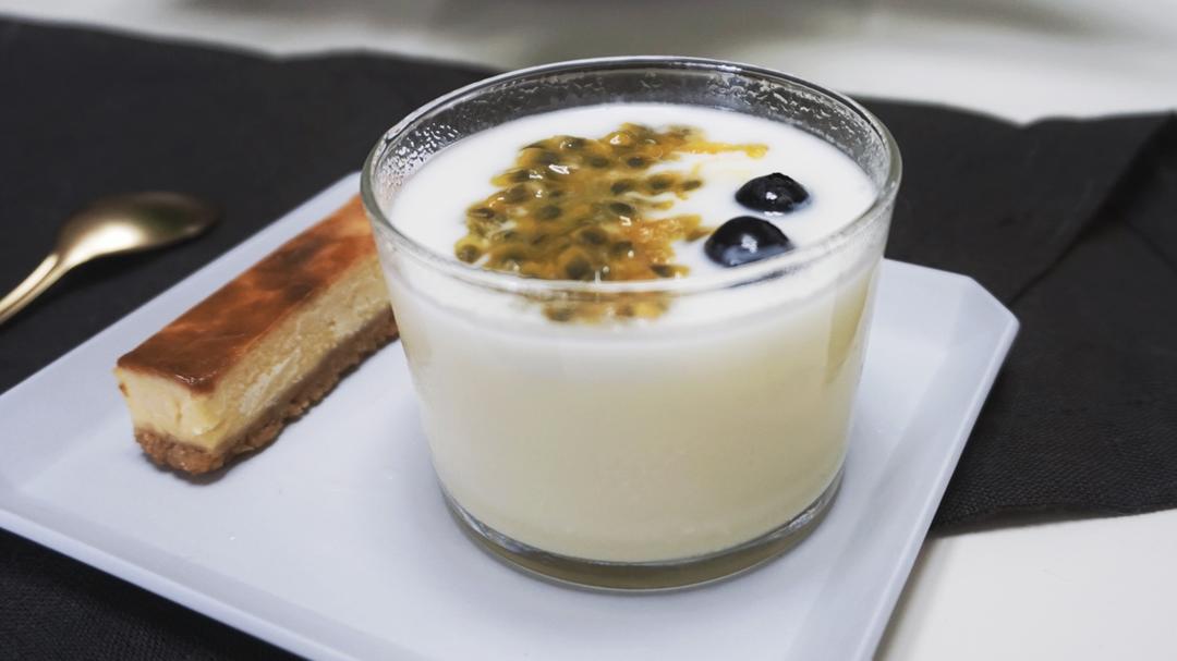 百香果酸奶意式奶冻<Passionfruit Yogurt Panna Cotta>