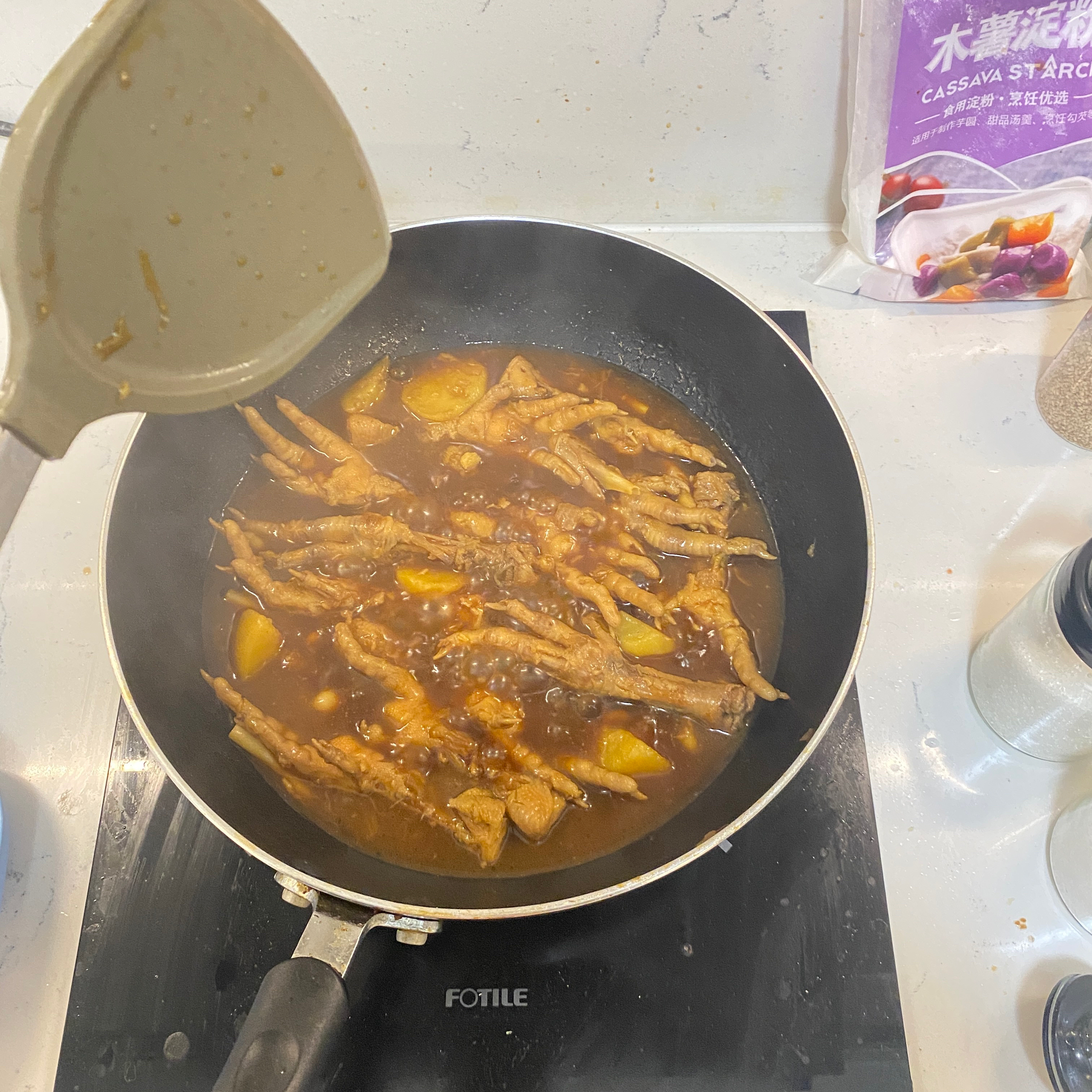 小白也能做！超下饭的菌菇土豆鸡爪煲的做法