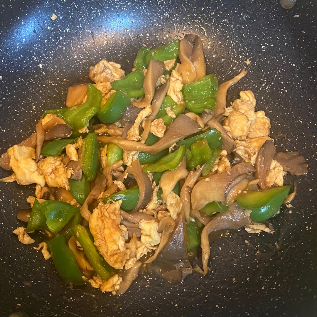 平菇青椒炒鸡蛋 好吃又营养的超快手家常菜